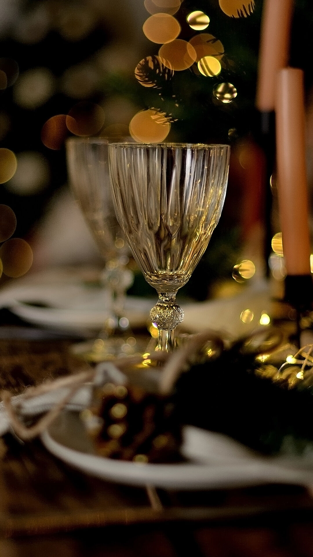 Wedding table adorned with a golden centrepiece 